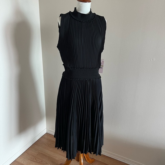 Dress - Picture 1 of 3